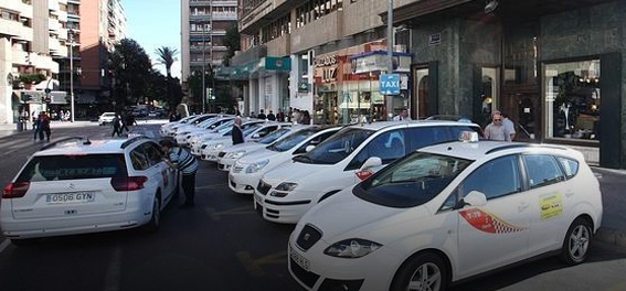 La nueva ordenanza del taxi permite la contratación previa del servicio y el pago con nuevos métodos