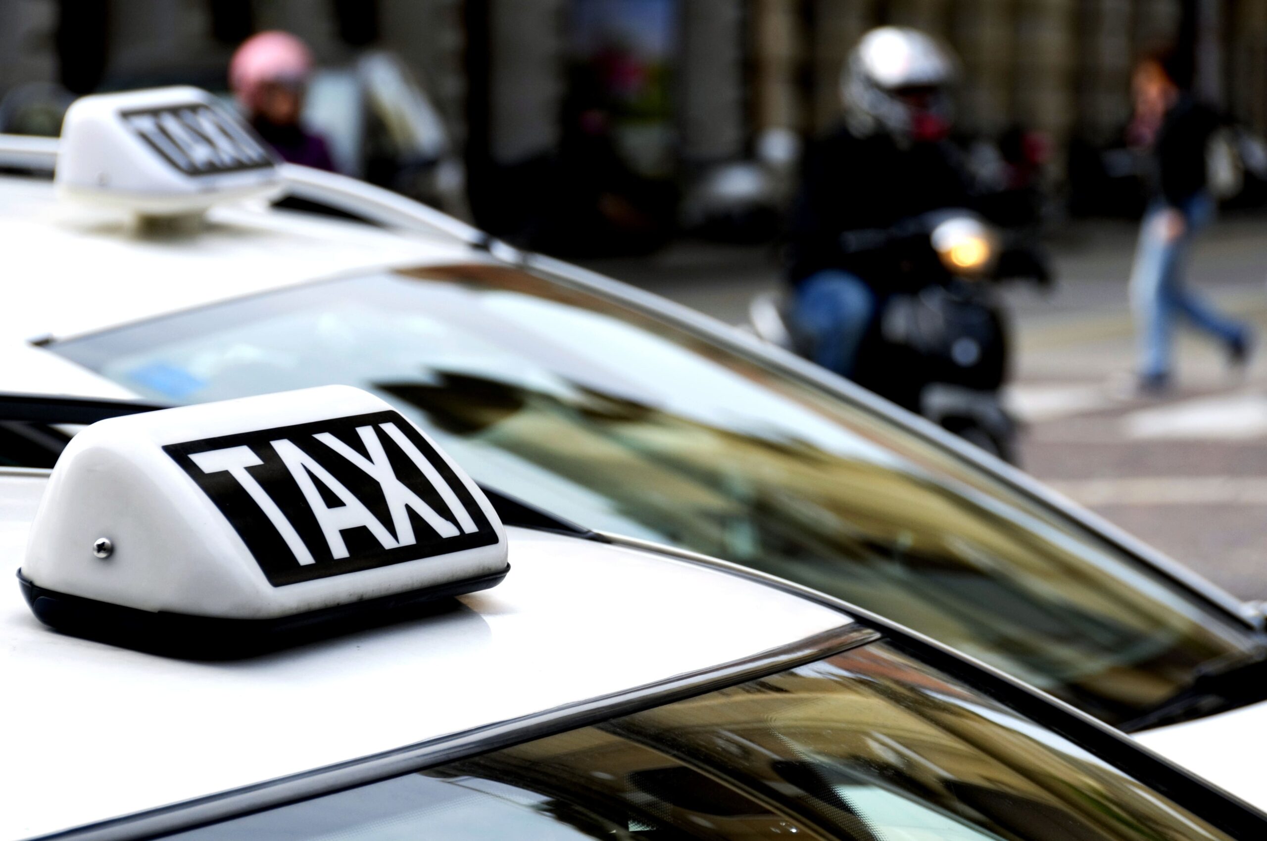 Taxi en Murcia en verano: traslados al aeropuerto, a la costa y cómo reservar con antelación